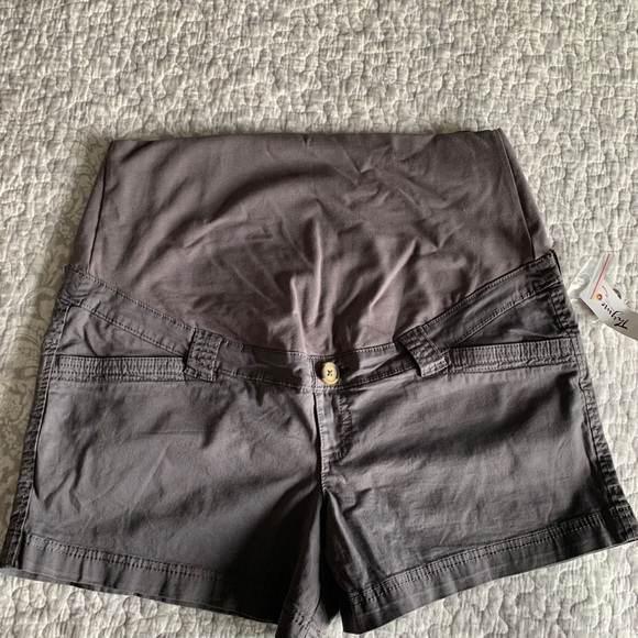 Thyme Maternity Shorts - Picture 2 of 3